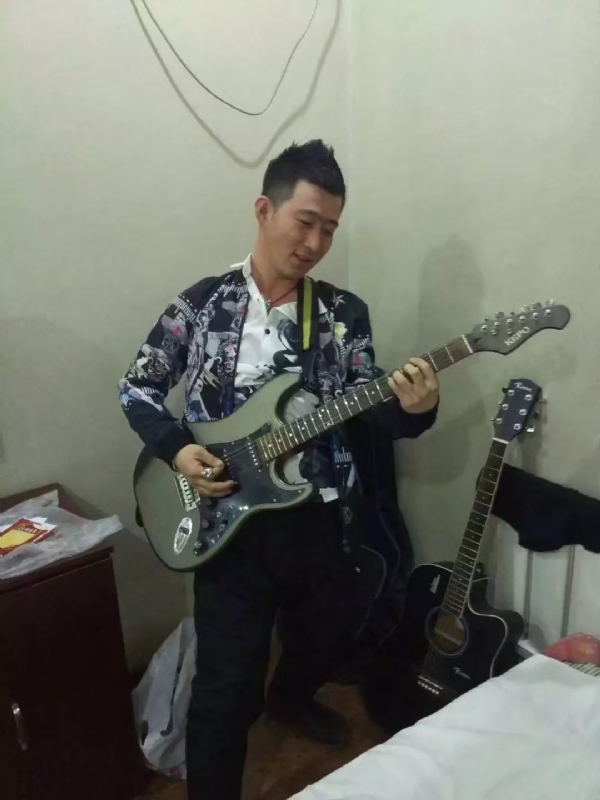 小吉他的第一张照片--桂林相亲服务中心