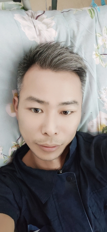 火山口的第一张照片--桂林相亲服务中心