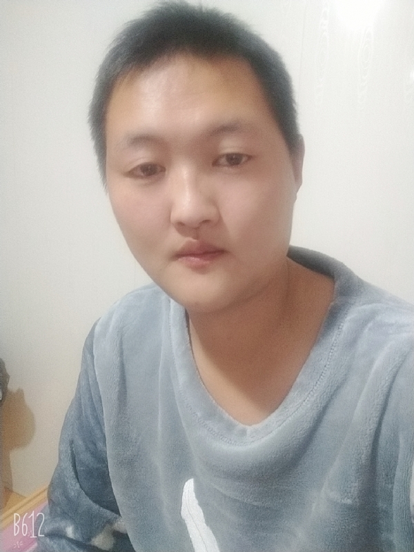 烟圈里透着伤的第二张照片--桂林相亲服务中心