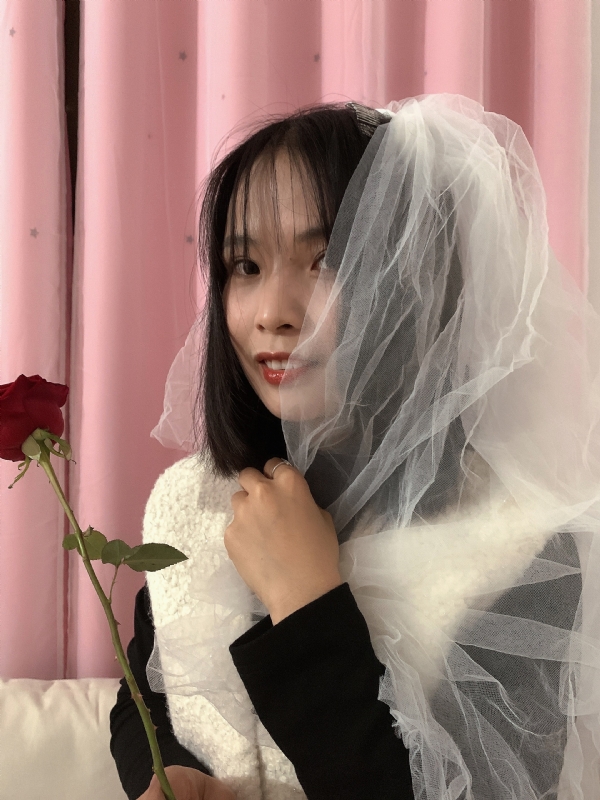 持紫菜包饭的女孩的第一张照片--桂林相亲服务中心