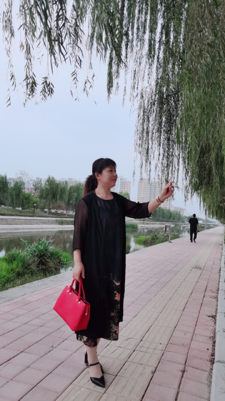 周本玲的第一张照片--桂林相亲服务中心